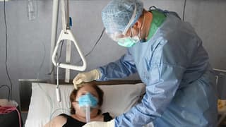 Una paciente con coronavirus es atendida en un hospital de Italia. 