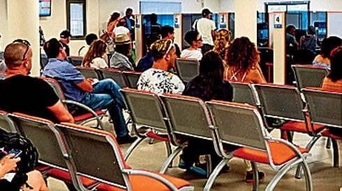 Israelíes esperan en la oficina del servicio de empleo
