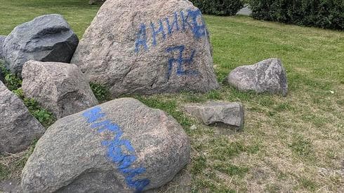 Esvásticas pintadas con en la capital de Estonia, Tallin 