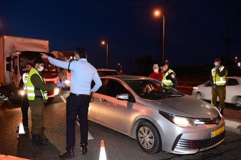 Policía y los soldados hacen cumplir el toque de queda en la noche del Seder. (Herzl Yossef) salud coronavirus