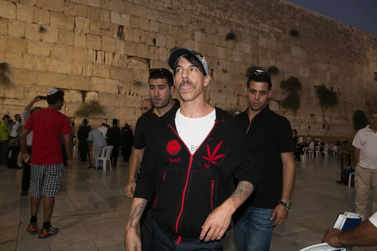 Red Hot Chili Peppers durante una visita al Muro de los Lamentos en 2012. (Ohad Zwigenberg) Red Hot Chili Peppers durante una visita al Muro de los Lamentos en 2012