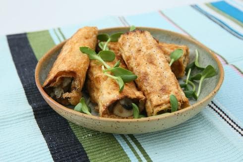 Rollos de matzá rellenos de carne y fritos