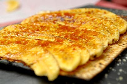 Matzá con banana caramelizada