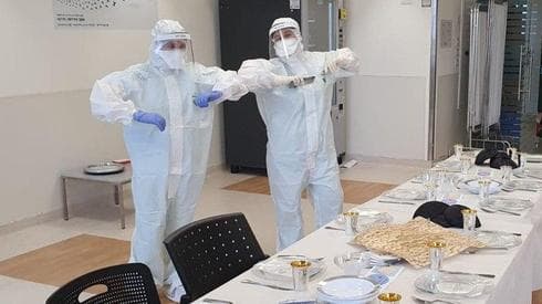Trabajadores de la salud en una cena tradicional de Seder. (Gentileza Ministerio de Salud) salud coronavirus