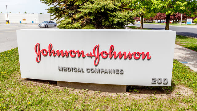 Gigantes como Johnson y Johnson están en la carrera por lograr la vacuna contra el coronavirus. (Shutterstock) Vacuna coronavirus