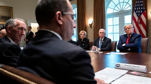 Trump escucha al director general de Moderna, Bancel, en la reunión de la Casa Blanca. (EPA) Vacuna coronavirus