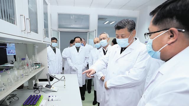 El presidente de China, Xi Jinping, visita un laboratorio en el que se está investigando una vacuna. (EPA) Vacuna coronavirus