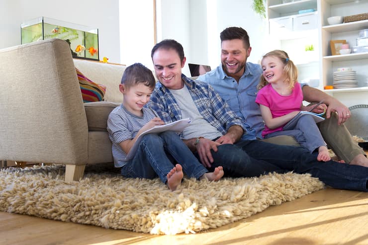 Disfrutar de actividades conjuntas en las cuales cada uno tiene la posibilidad de decidir qué hace. (Sutterstock) familia en cuarentena