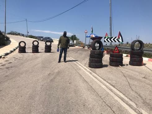 Voluntarios controlan todas las entradas a Sinjil. 