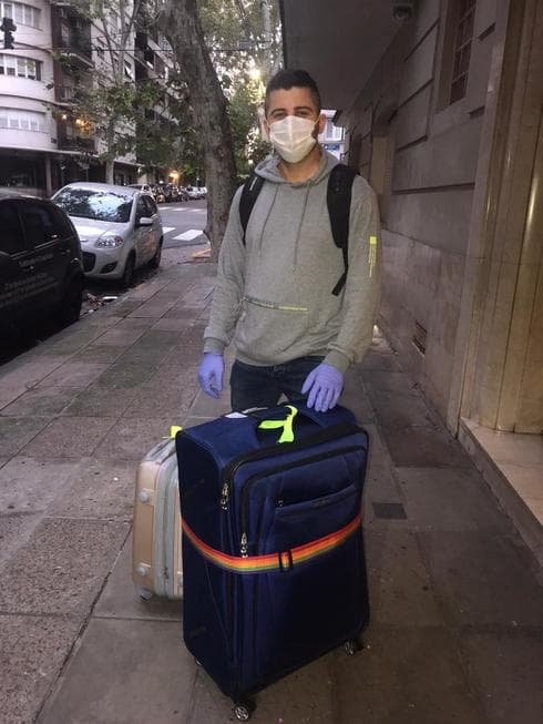 Un israelí en Buenos Aires antes de dirigirse al aeropuerto que lo llevará a Israel. (Amsalem Tours) Un israelí en Buenos Aires antes de dirigirse al aeropuerto que lo llevará a Israel.