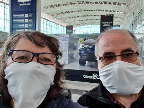 Israelíes con sus respectivas máscaras de protección momentos antes de subir al avión que los llevará de regreso a casa. (Amsalem Tours) opinión