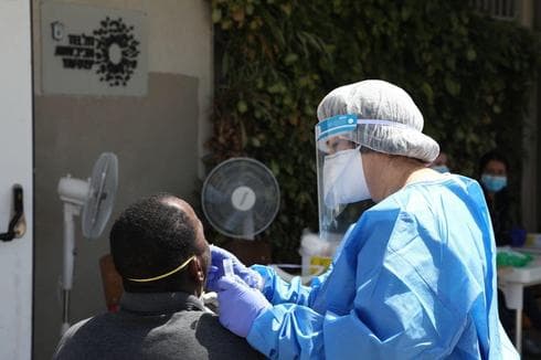 Los 64 casos informados durante el jueves provocaron alerta en el Ministerio de Salud. (Moti Kimchi) Puesto de pruebas de coronavirus en el sur de Tel Aviv