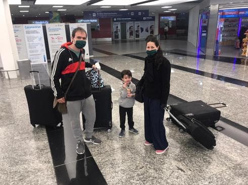 Una familia varada en Argentina en el aeropuerto de Buenos Aires antes de regresar a Israel. (Amsalem Tours) Una familia varada en Argentina en el aeropuerto de Buenos Aires antes de regresar a Israel