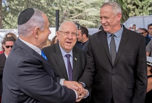 Netanyahu y Gantz, junto con el presidente Rivlin. 