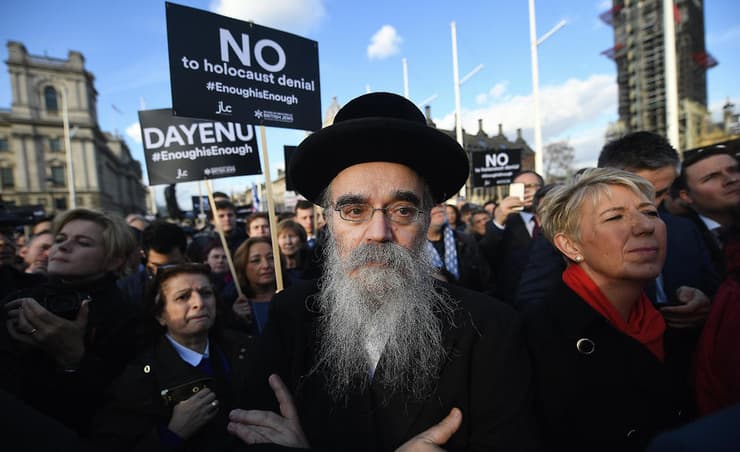 Judios británicos protestan fuera del parlamento contra el laborista Jeremy Corbyn. 