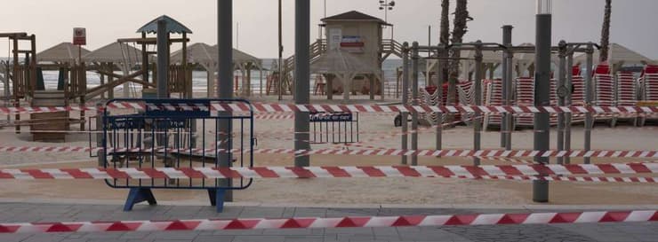 Las autoridades prohibieron en ingreso a la playa de Tel Aviv durante el cierre. (AP) Las autoridades prohibieron en ingreso a la playa de Tel Aviv durante el cierre