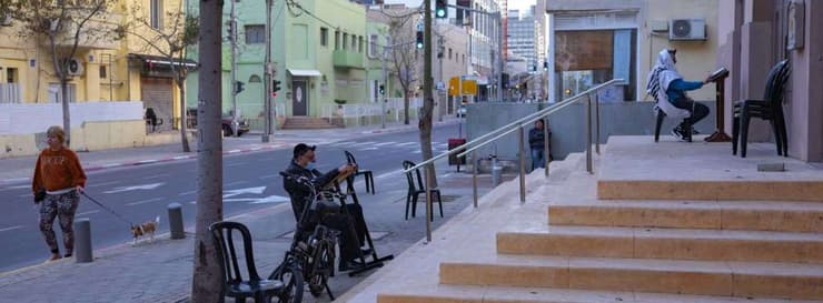 Personas rezan en la entrada de una sinagoga.