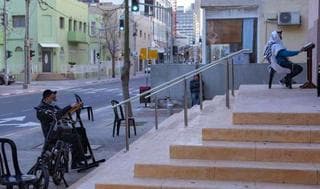 Personas rezan en la entrada de una sinagoga.
