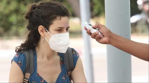 Chequeo de temperatura en la entrada del hospital Ichilov, en Tel Aviv. 