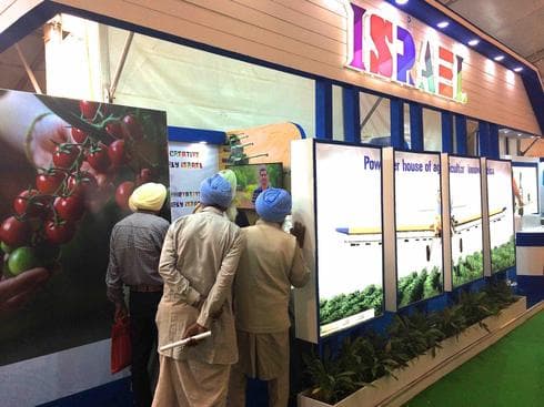 Agricultores de la India descubren la tecnología israelí en una feria comercial. 