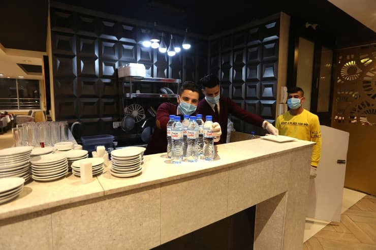 Restaurante en Gaza toma medidas de prevención para evitar la propagación del virus.