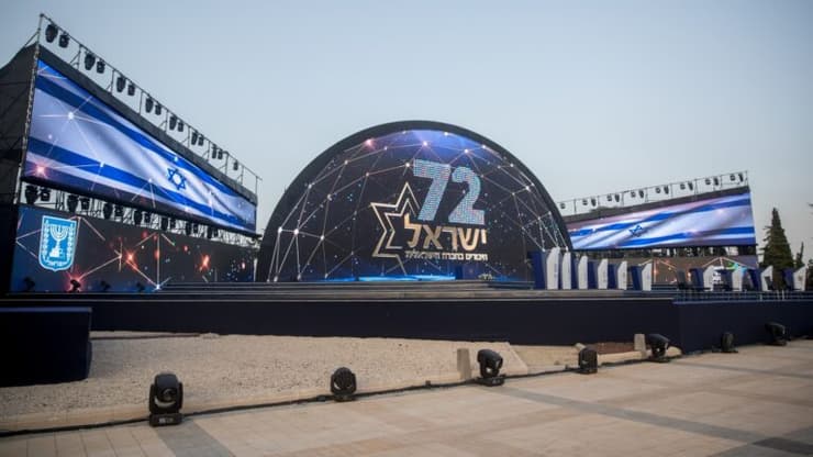 Vista del escenario en el Monte Herzl de Jerusalén donde el 29 de abril de 2020 se llevarán a cabo las celebraciones nacionales oficiales sin audiencia en para festejar el 72 aniversario de la Independencia de Israel. (Yonatan Sindel/Flash90) Vista del escenario en el Monte Herzl de Jerusalén donde el 29 de abril de 2020 se llevarán a cabo las celebraciones nacionales oficiales sin audiencia en para festejar el 72 aniversario de la Independencia de Israel.