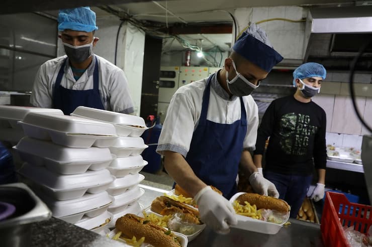 Los restaurantes vuelven a funcionar en Gaza, pero deben controlar que se respete el distanciamiento social. (AFP) Los restaurantes vuelven a funcionar en Gaza, pero deben controlar que se respete el distanciamiento social.
