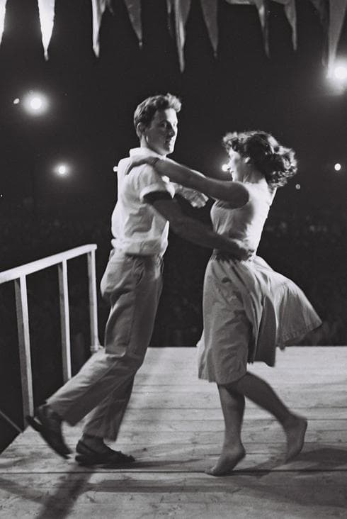 Una pareja baila rock en las calles de Tel Aviv, en la celebración de 1960. (Oficina de prensa, gobierno de Israel) Una pareja baila rock en las calles de Tel Aviv, en la celebración de 1960.