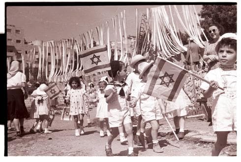 Niños marchan por las calles de Jerusalem, 1950. (David Rubinger, Oficina de prensa, gobierno de Israel) Niños marchan por las calles de Jerusalem, 1950.