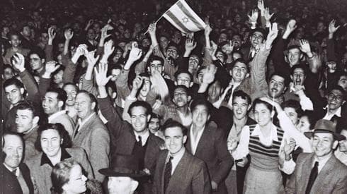 Y así comenzó todo: celebraciones del 29 de noviembre al lado del cine Mugrabi de Tel Aviv, 1947. (Hans Pinn) Independencia Historia