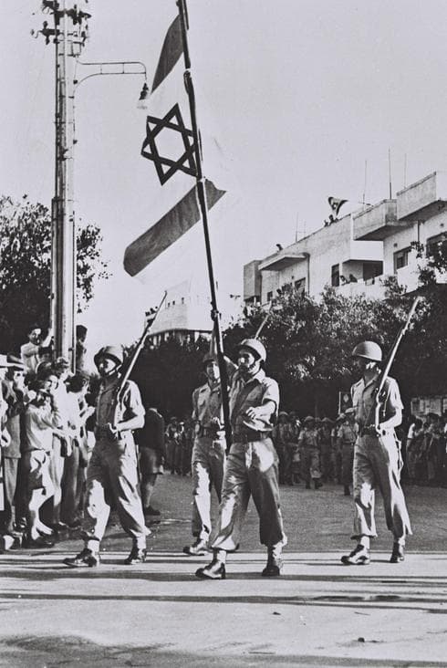 Infantería en el Desfile de la Independencia en Tel Aviv, 1949. (David Alden, Oficina de prensa, gobierno de Israel. ) Infantería en el Desfile de la Independencia en Tel Aviv, 1949.
