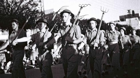 Marcha del primer Día de la Independencia en Tel Aviv, 1949. (David Alden, Oficina de prensa, gobierno de Israel) Marcha del primer Día de la Independencia en Tel Aviv, 1949.
