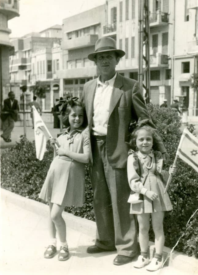 Dos niñas con su padre en el primer festejo por Yom Haatzmaut. 