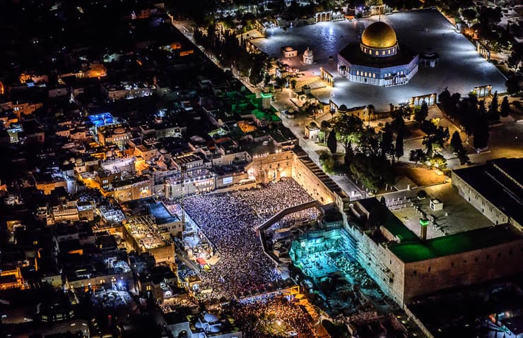 Jerusalem en la etapa previa al coronavirus: el Muro de los Lamentos repleto durante Yom Kipur.