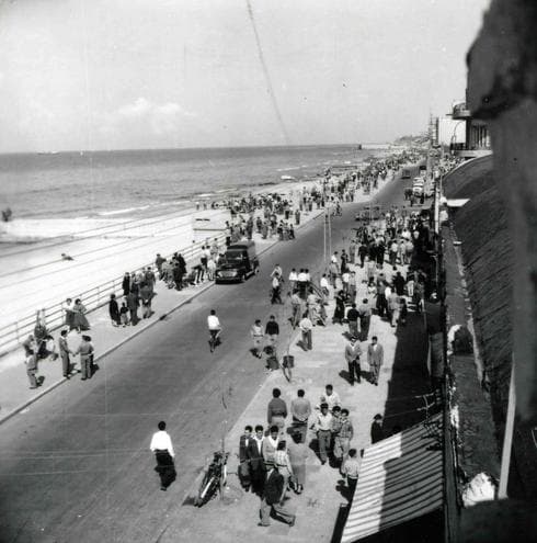 Yom Haatzmaut siempre fue, entonces y ahora, un día relacionado al mar. Tel Aviv, 1958. (Willy Polander) Yom Haatzmaut siempre fue, entonces y ahora, un día relacionado al mar. Tel Aviv, 1958.