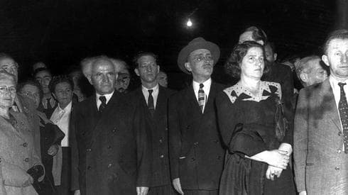 David Ben-Gurion durante la entonación del himno en el primer Día de la Independencia en Kirya, 1949. (David Alden, Oficina de prensa, gobierno de Israel) David Ben-Gurion durante la entonación del himno en el primer Día de la Independencia en Kirya, 1949.