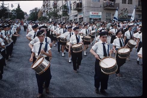 Niños de colegios desfilan en las calles de Jerusalem, 1960. (David Rubinger, Oficina de prensa, gobierno de Israel) Niños de colegios desfilan en las calles de Jerusalem, 1960.