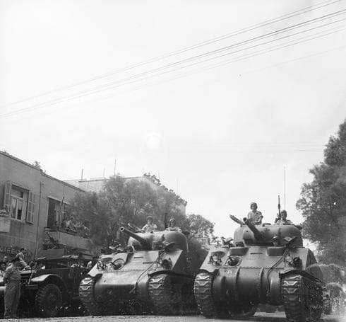 Desfile militar en la calle Allenby, en Tel Aviv, 1955. (David Rubinger, Oficina de prensa, gobierno de Israel) Desfile militar en la calle Allenby, en Tel Aviv, 1955.