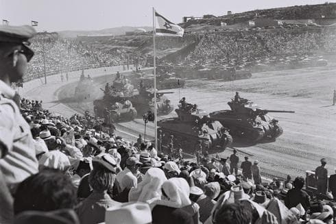 Tanques Sherman en la “Marcha de la década” en Jerusalem, 1958. (Oficina de prensa, gobierno de Israel) Tanques Sherman en la “Marcha de la década” en Jerusalem, 1958.