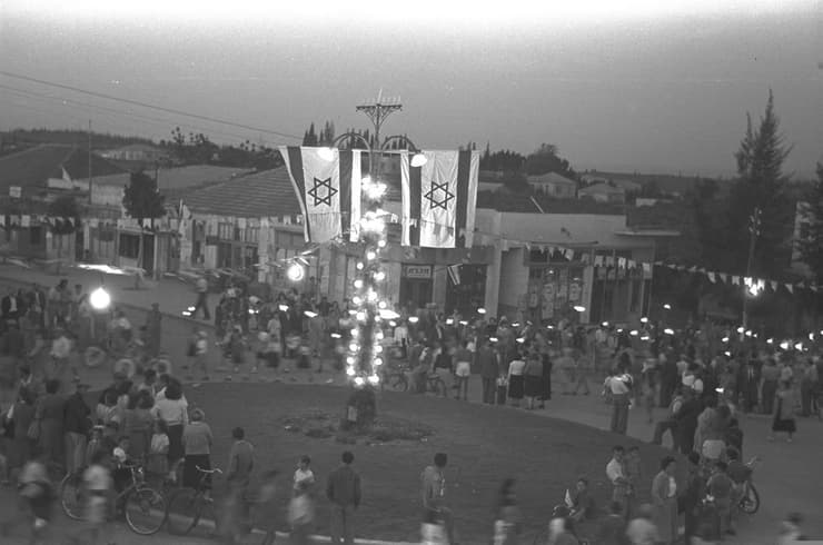 El momento de mayor euforia: celebraciones por la Independencia en una plaza de Kfar Sava, 1951. (Daniel Kaplan, Oficina de prensa, gobierno de Israel. ) El momento de mayor euforia: celebraciones por la Independencia en una plaza de Kfar Sava, 1951.