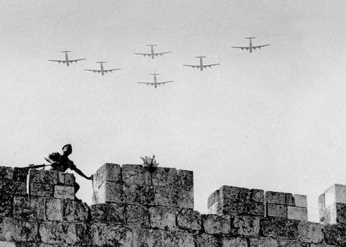 Celebración de Yom Haatzmaut en Jerusalem, 1968. (Foto de la colección nacional de la familia Pritzker, Biblioteca Nacional. ) Celebración de Yom Haatzmaut en Jerusalem, 1968.