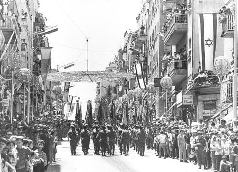 Desfile de las FDI el Día de la Independencia en Jerusalén, 1968. (Foto de la colección nacional de la familia Pritzker, Biblioteca Nacional) El día después de los festejos en la “Plaza de los Reyes” (ahora Plaza Rabin), 1973.