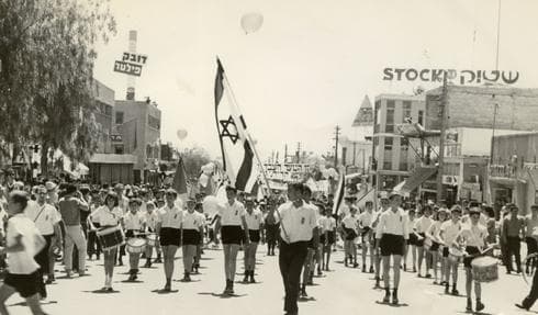 Niños en el desfile de Yom Haatzmaut en Kiryat Gat, decada de 1960. (Archivo de Kiryat Gat) Niños en el desfile de Yom Haatzmaut en Kiryat Gat, decada de 1960.