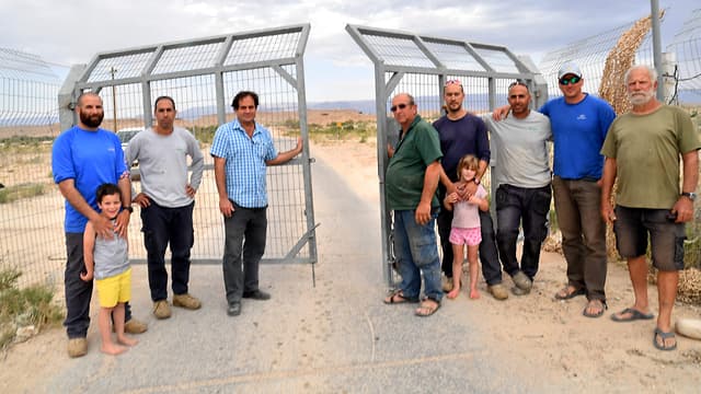 Los agricultores israelíes dejan Tzofar, que volverá a manos jordanas. (Haim Hornstein) Los agricultores israelíes dejan Tzofar, que volverá a manos jordanas.