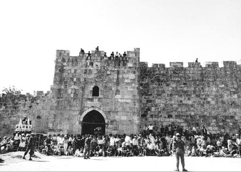 Desfile del ejército en Jerusalem, 1968. (Foto de la colección nacional de la familia Pritzker, Biblioteca Nacional. ) Desfile del ejército en Jerusalem, 1968.