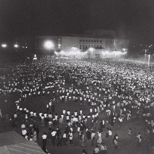 Festejos en las afueras del teatro Habima de Tel Aviv, 1960. (Oficina de prensa, gobierno de Israel) Festejos en las afueras del teatro Habima de Tel Aviv, 1960.