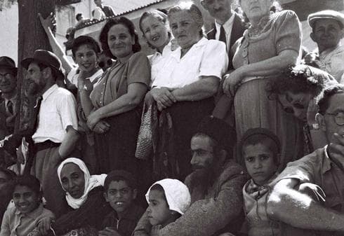 El público asiste con entusiasmo al desfile de la Independencia. Tel Aviv, 1949. (David Alden, Oficina de prensa, gobierno de Israel) El público asiste con entusiasmo al desfile de la Independencia. Tel Aviv, 1949.