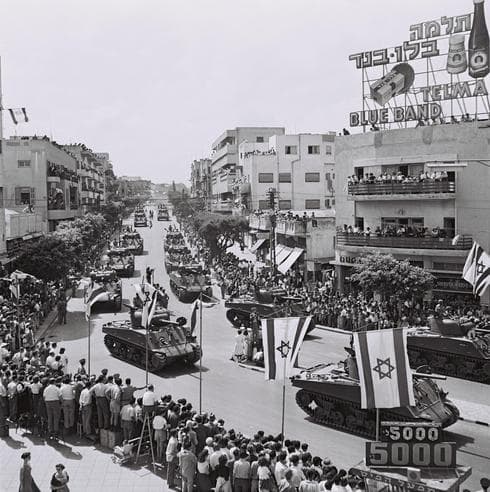 Tanques en el desfile de la Independencia en Tel Aviv, 1955. (Fritz Cohen, Oficina de prensa, gobierno de Israel) Tanques en el desfile de la Independencia en Tel Aviv, 1955.