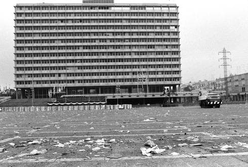 El día después de los festejos en la “Plaza de los Reyes” (ahora Plaza Rabin), 1973. (Foto de la colección nacional de la familia Pritzker, Biblioteca Nacional. ) El día después de los festejos en la “Plaza de los Reyes” (ahora Plaza Rabin), 1973.