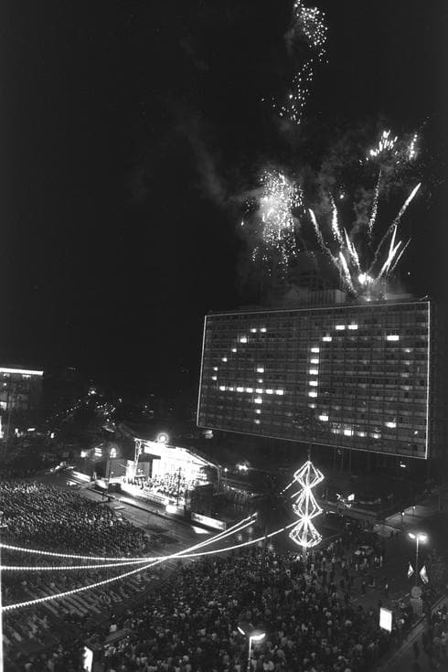 Fuegos artificiales al final del concierto filarmónico, Plaza de los Reyes, Tel Aviv, Yom Haatzmaut de 1988. (Nati Hernick, Oficina de prensa, gobierno de Israel)) Fuegos artificiales al final del concierto filarmónico, Plaza de los Reyes, Tel Aviv, Yom Haatzmaut de 1988.